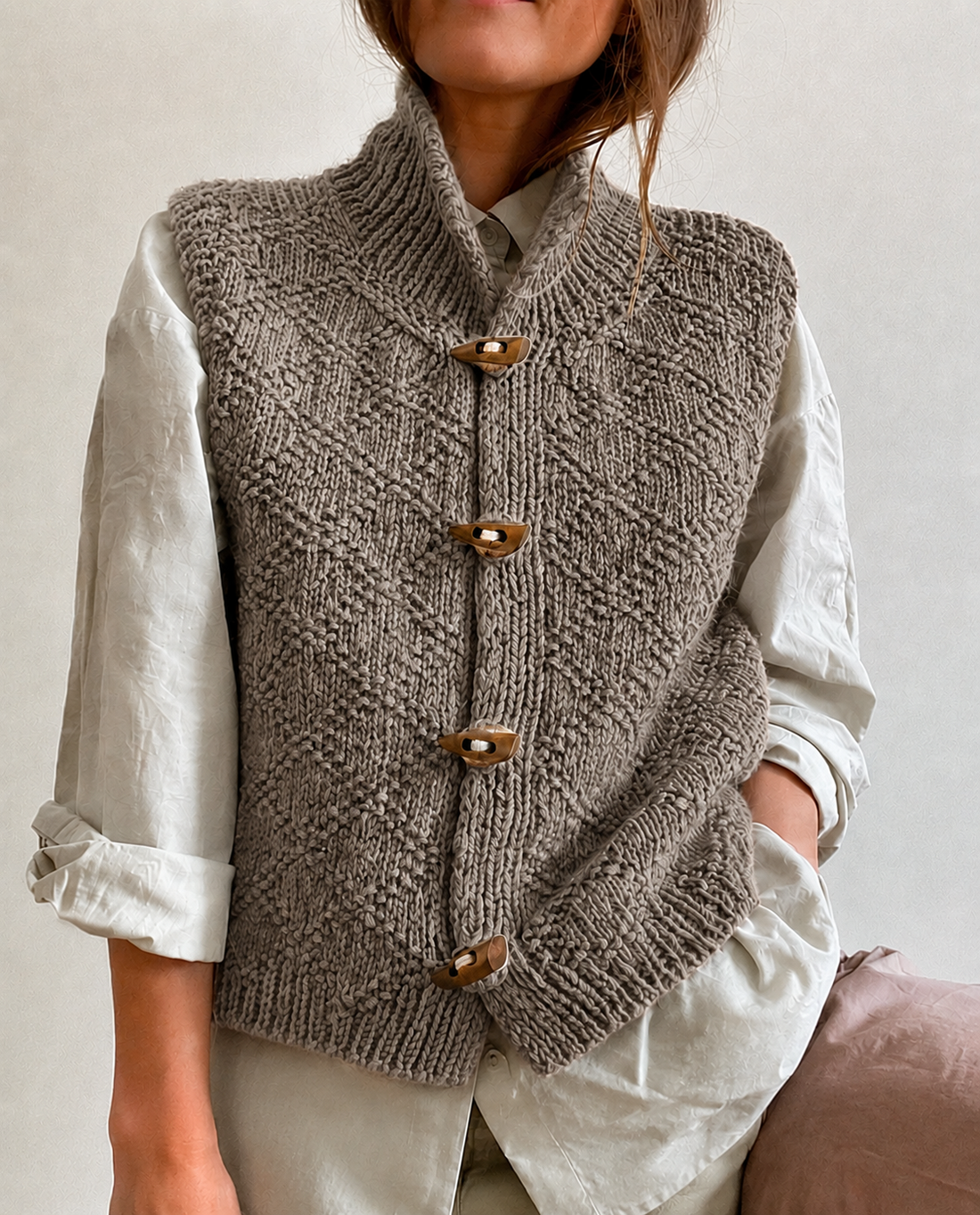 Josine Gebreid Mouwloos Vest – Warm, Stijlvol & Veelzijdig